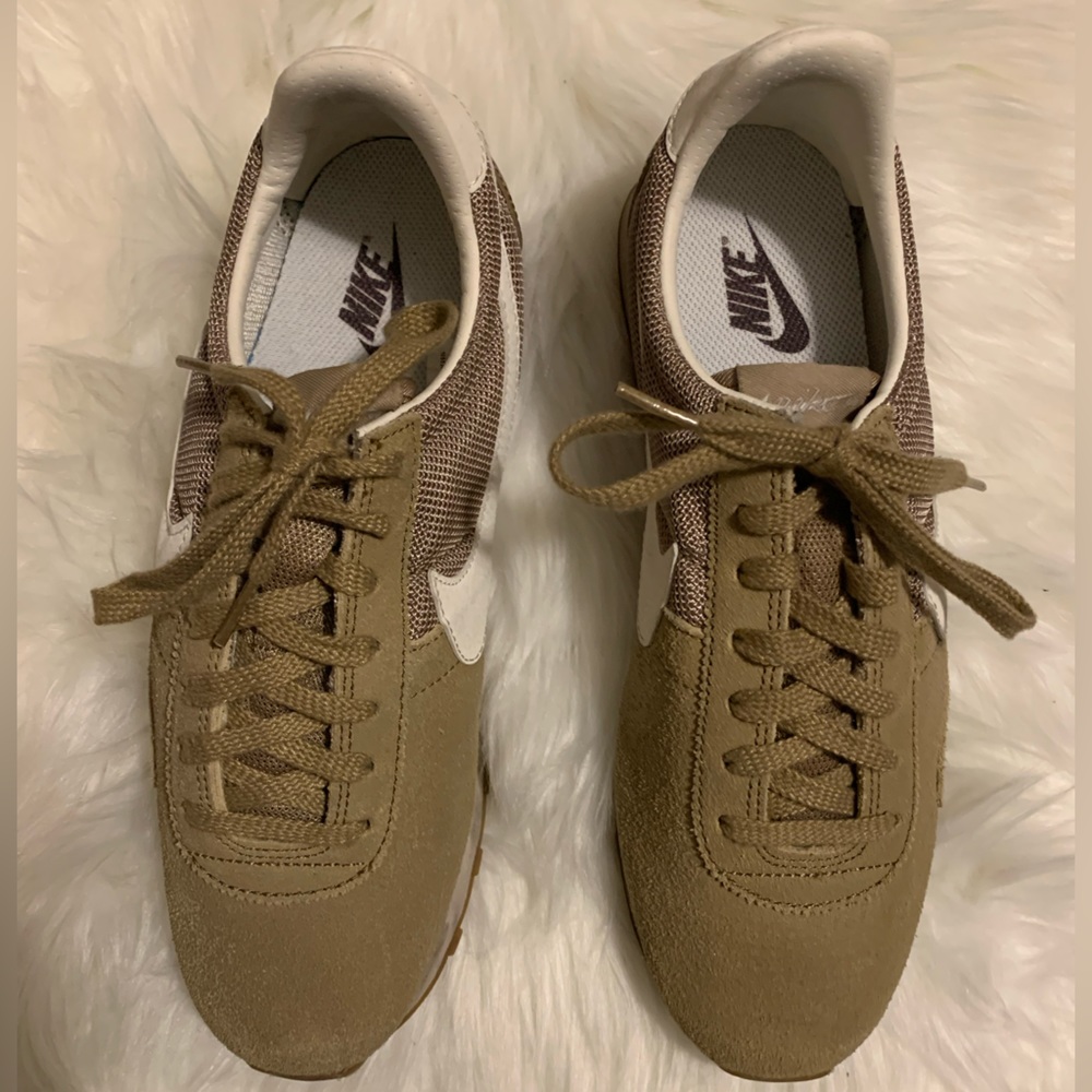 Nikes Shoes (Ladies) - Picture 3 of 6